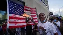 Pengunjuk rasa membakar bendera AS di luar kantor pusat CNN di Atlanta, Georgia, Jumat (29/5/2020). Massa yang mengecam kematian George Floyd (46) oleh polisi melakukan vandalisme dan perusakan gedung CNN pusat. (Elijah Nouvelage/Getty Images/AFP)