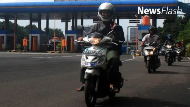 Hujan deras mengguyur wilayah Jakarta dan sekitarnya sejak dini hari tadi. Akibatnya, sejumlah wilayah banjir dan ruas jalan tergenang sehingga tidak bisa dilewati kendaraan bermotor. Banjir Jakarta membuat sepeda motor nekat melintas di jalan tol 