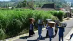 Warga membawa makanan menuju makam Desa Selo, Kabupaten Boyolali, Kamis (3/5). Tradisi ini Sebagai perayaan menyambut datangnya bulan ramadan, kemudian dilanjutkan makan bersama di pertigaan jalan desa. (Liputan6.com/Gholib)