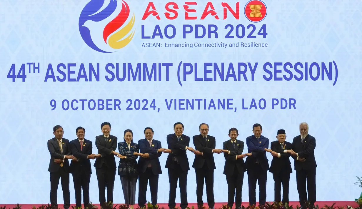 Kehadiran Wapres Ma'ruf Amin pada Konferensi Tingkat Tinggi (KTT) ke-44 dan ke-45 ASEAN, di Vientiane, Laos didampingi Menteri Koordinator Politik, Hukum, dan Keamanan Hadi Tjahjanto, Menteri Koordinator Perekonomian Airlangga Hartarto, dan Menteri Luar Negeri Retno LP Marsudi. (AP Photo/Dita Alangkara)
