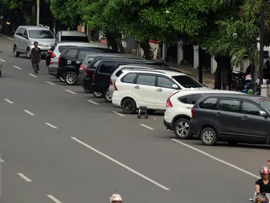 Sejumlah kendaraan terparkir di badan Jalan Kramat Raya, Jakarta, Senin (8/8). Pemprov DKI Jakarta melalui Dinas Perhubungan dan Transportasi (Dishubtrans) akan mengambil alih semua pengelolaan parkir on street. (Liputan6.com/Helmi Fithriansyah)