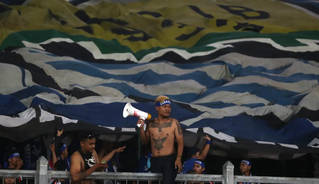 Suporter Persib Bandung membentangkan bendera klub tanda dukungan pada Final Piala Presiden 2015 di Stadion Gelora Bung Karno, Jakarta,Minggu (18/10/2015). (Bola.com/Nicklas Hanoatubun)