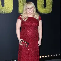 Rebel Wilson mengenakan long red sequin dari Adrianna Papel yang dipadukan dengan clutch dari Judith Leiber di premiere Pitch Perfect 3 (instagram/rebelwilson)