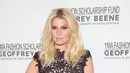 Aktris Jessica Simpson memamerkan lekuk tubuhnya yang seksi ketika dijumpai oleh kamera paparazi saat ia menghabiskan waktu dengan suaminya. (AFP/BIntang.com)