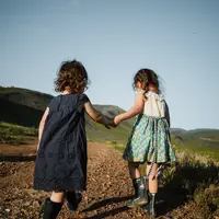 Kepekaan sosial anak perlu dilatih sejak dini untuk membentuk karakter anak hingga dewasa. (Foto: Unsplash/Josue Michel)