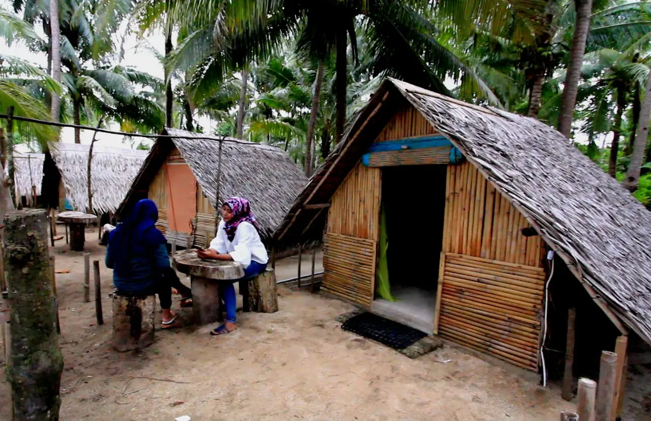 Menikmati kopi pagi di halaman depan, sambil menunggu terbitnya matahari di Pantai Bunga Jabe, Karimunjawa. (foto :  / edhie prayitno ige)