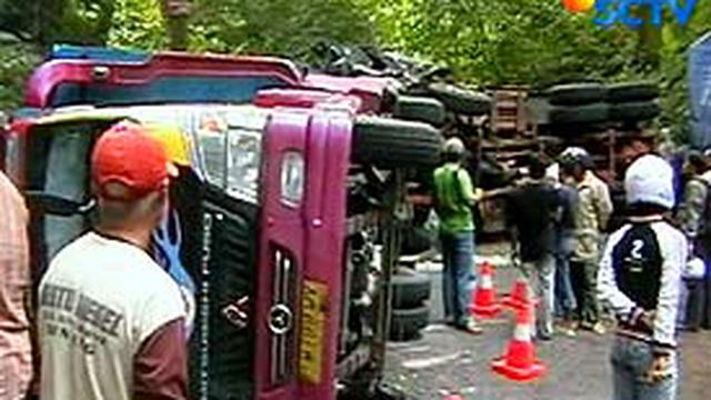 Truk Hantam Carry Tiga Orang Tewas News Liputan6 Com Lokasi kecelakaan di taman makam pahlawan kaliputih rambipuji jember tgl 17 desember 2019 jam 02.37 dini hari.