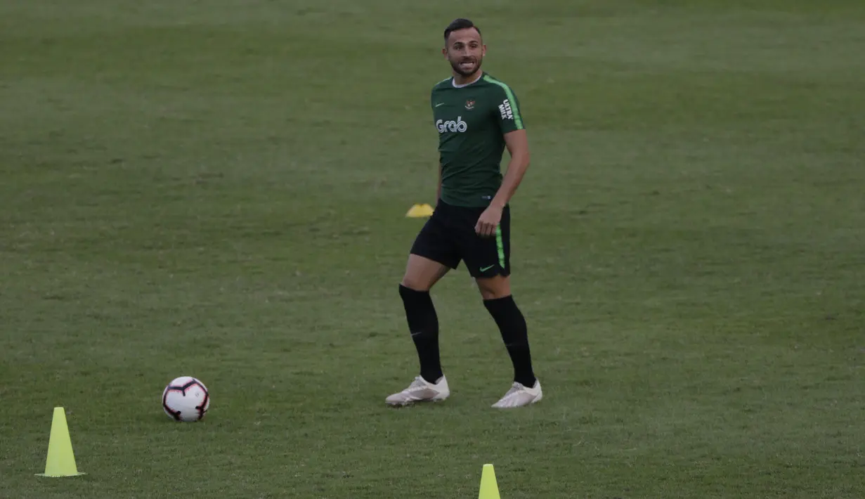 Pemain Timnas Indonesia, Ilija Spasojevic, mengontrol bola saat latihan di Stadion Madya Senayan, Jakarta, Jumat (8/3). Latihan ini merupakan persiapan jelang laga persahabatan melawan Myanmar. (Bola.com/Vitalis Yogi Trisna)