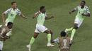 Para pemian Nigeria merayakan gol Ahmed Musa (tengah) saat melawan Islandia pada laga grup D Piala Dunia 2018 di Volgograd Arena, Volgograd, Rusia, (22/6/2018). Nigeria menang 2-0. (AP/Themba Hadebe)