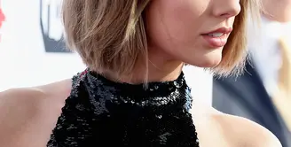 Pelantun lagu 'Bad Blood' yang tak lain adalah Taylor Swift baru saja mengunggah video lucunya saat melakukan latihan lari di treadmill untuk sebuah iklan baru Apple Music. (AFP/Bintang.com)
