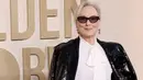Meryl Streep dibalut jaket sequin hitam Valentino yang berani dan rok maxi yang serasi dengan atasan dasi-leher satin putih. Streep bahkan menambahkan sepasang kacamata hitam berbayang. [@maisonvalentino]
