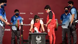 Ni Nengah Widiasih meraih medali perak setelah mampu mengangkat barbel seberat 98 kg. (Foto: Dok. NPC Indonesia)