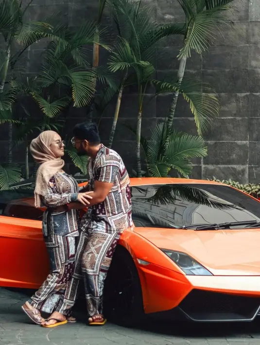Tampil dalam balutan baju couple, Ammar Zoni dan Irish Bella terlihat semakin romantis dan kompak. Tak heran jika pasangan ini sering kali membuat warganet iri. (Liputan6.com/IG/@_irishbella_)