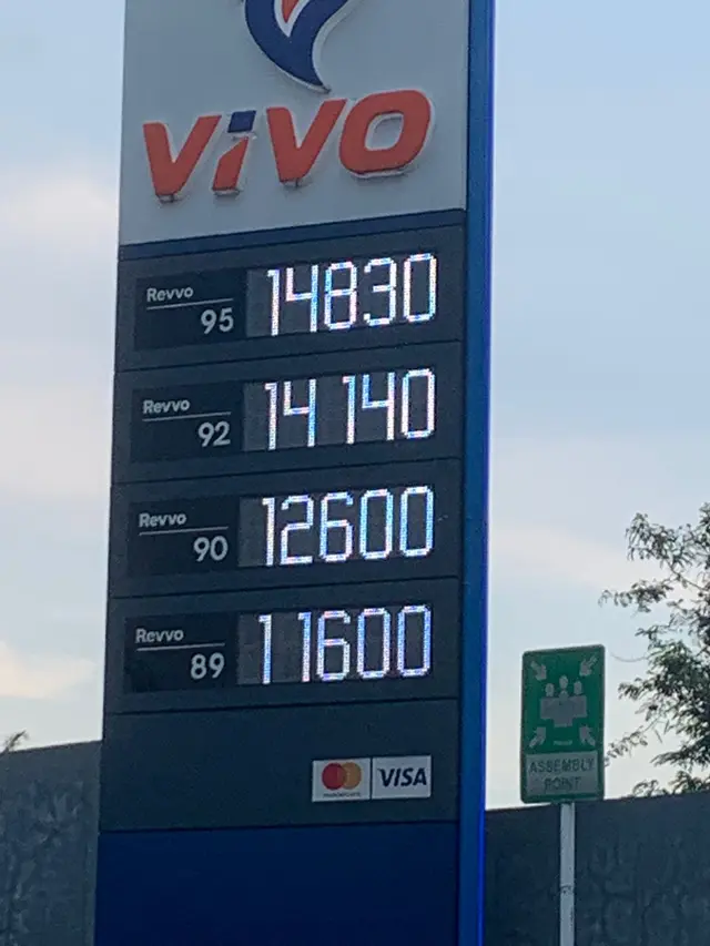 SPBU Vivo di daerah Tangerang Selatan resmi menjual BBM RON 90 dengan nama Revvo 90 seharga Rp 12.600 per liter.