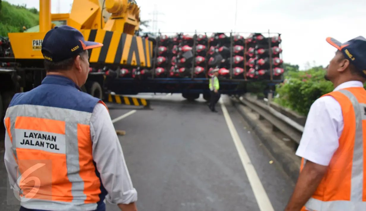 Kronologis kecelakaan tersebut belum diketahui, namun seluruh badan truk melintang menutup jalur tol ke arah selatan (Banyumanik-Bawen), Jawa Tengah, Senin (6/3). (Liputan6.com/Gholib)