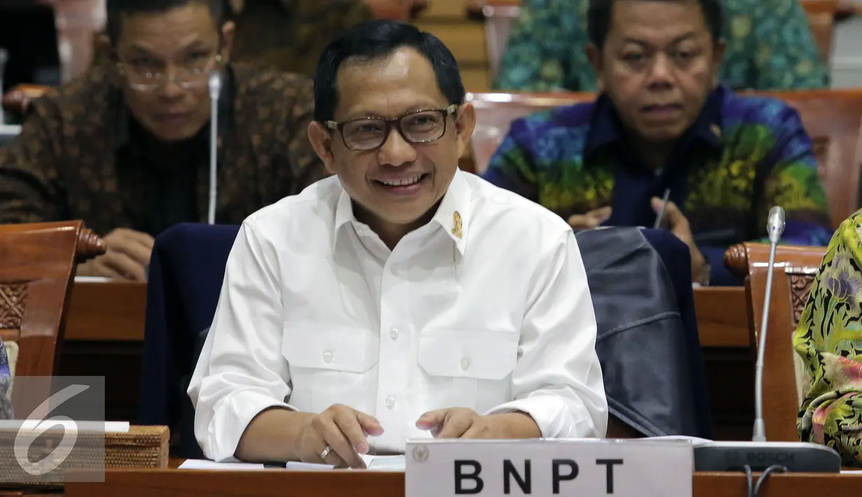 Kepala BNPT Komjen Tito Karnavian saat mengikuti Rapat Dengar Pendapat (RDP) dengan komisi III DPR, di Kompleks Parlemen, Senayan, Jakarta (16/6). Rapat tersebut membahas APBN Perubahan 2016 dan RKAK/L tahun 2017. (Liputan6.com/Johan Tallo)