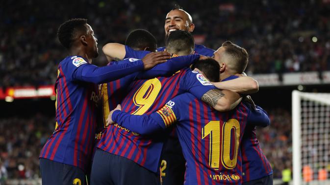 Para pemain Barcelona merayakan gol yang dicetak oleh Lionel Messi ke gawang Levante pada laga La Liga 2019 di Stadion Camp Nou, Sabtu (27/4). Barcelona menang 1-0 atas Levante. (AP/Manu Fernandez)