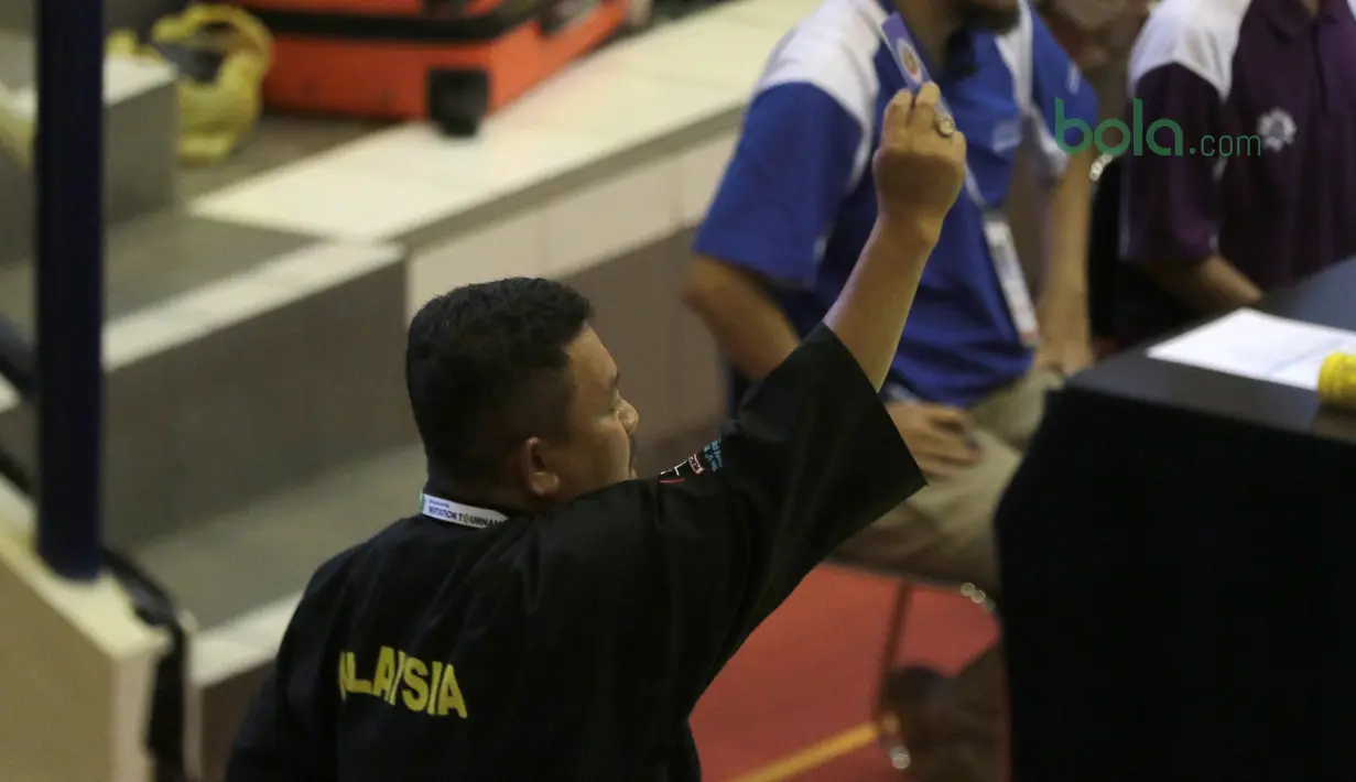 Pelatih Malaysia melakukan protes saat anak asuhnya Shukor M. Z. Hakim melawan Arafa M. Yachser pada semifinal putra kelas 55 kg - 60 kg Test Event Pencak Silat di Padepokan Silat TMII, Jakarta, (12/2/2018). Arafa menang 5-0. (Bola.com/Nick Hanoatubun)