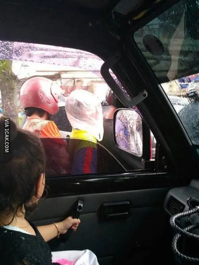 momen kocak pengendara saat kehujanan