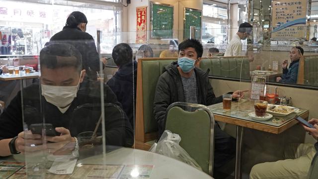 Hindari Virus Corona, Warga Hong Kong Makan Ditutupi Panel Plastik