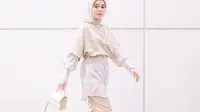 6 Fashion Item Warna Cream yang Bikin Muslimah Gen-Z Makin Manis dan Anggun
