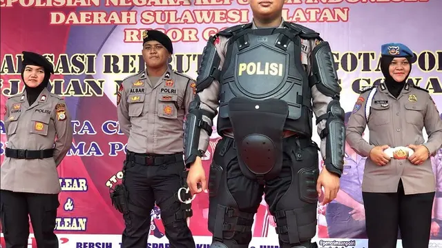 Personil Polres Gowa Sosialisasikan Pendaftaran Polri (Liputan6.com/ Eka Hakim)