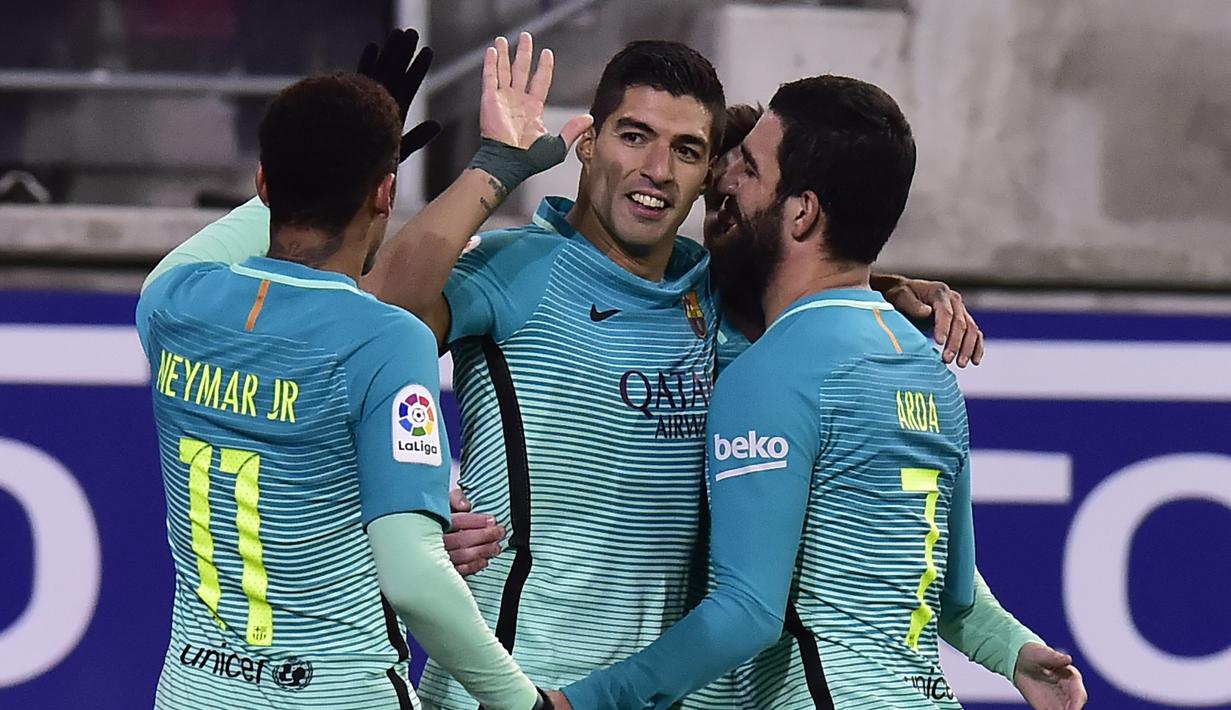 Pemain FC Barcelona, Luis Suarez (tengah) saat merayakan gol ke gawang Eibar bersama rekan-rekannya pada lanjutan La Liga Spanyol di Municipal de Ipurua, Eibar, (22/1/2017). Barcelona menang 4-0. (AP/Alvaro Barrientos)