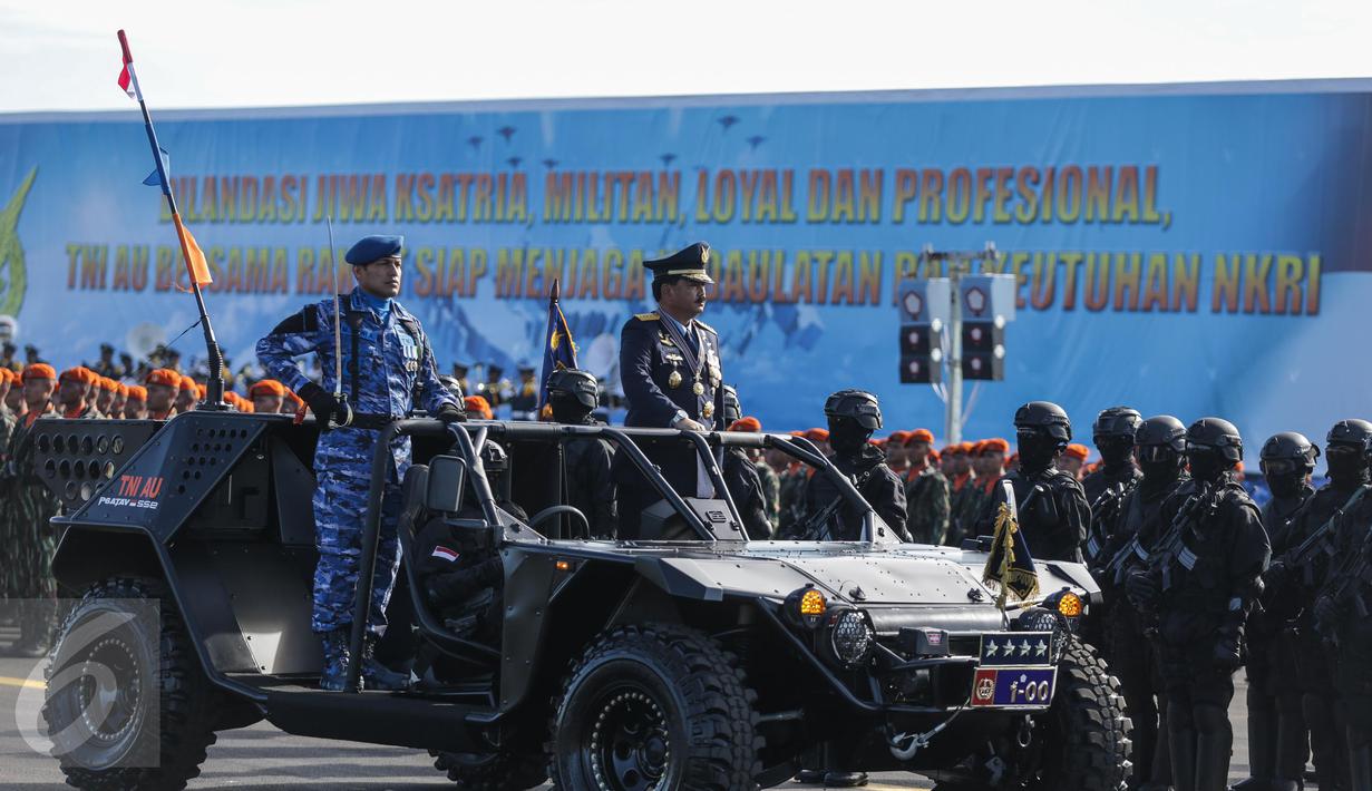 KSAU Marsekal TNI Hadi Tjahjanto memeriksa pasukan dengan menaiki mobil komando saat upacara peringatan Hari Ulang Tahun (HUT) ke-71 di Taxi Way Skuadron Udara Bandara Halim Perdanakusuma, Jakarta, Minggu (9/4). (Liputan6.com/Faizal Fanani)