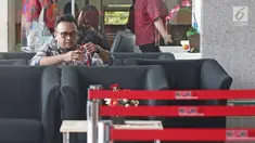 Tersangka mantan Direktur PT Murakabi Sejahtera, Irvanto Hendra Pambudi menunggu di lobi gedung KPK, Jakarta, Jumat (9/3). Irvanto menjalani pemeriksaan perdana pasca penetapannya sebagai tersangka kasus E-KTP. (Liputan6.com/Herman Zakharia)