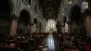 Ribuan umat Kristen Katolik melaksanakan Misa Pontifikal Natal di Gereja Katedral, Jakarta, Senin (25/12).  Juru bicara Gereja Katedral mengatakan, misa Natal di Gereja Katedral dijaga sekitar 200-an aparat pengamanan gabungan.(Liputan6.com/Faizal Fanani)