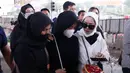 Sejumlah kerabat korban dan warga menghadiri tabur bunga di lokasi kecelakaan maut di Jalan Transyogi, Cibubur, Bekasi, Jawa Barat, Rabu (20/7/2022). Aksi tabur bunga tersebut sebagai bentuk rasa duka cita atas meninggalnya 11 orang korban kecelakaan maut di kawasan tersebut. (Liputan6.com/Herman Zakharia)