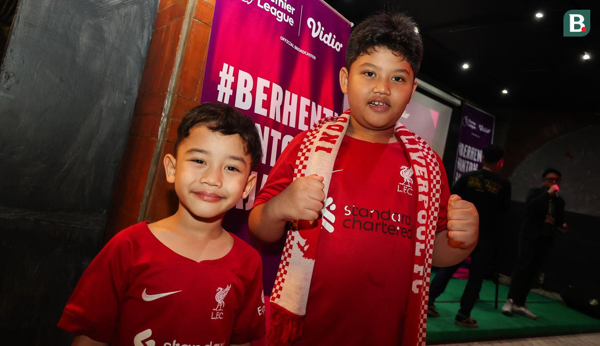 Dua penggemar cilik Liverpool ikut meramaikan nonton bareng Roaring Night Liga Inggris 2023/2024 antara Manchester United melawan Liverpool di Omma Restaurant, Bekasi, Minggu (7/4/2024) malam WIB yang digelar komunitas penggemar Liverpool, Bigreds regional Bekasi. (Bola.com/Abdul Aziz)