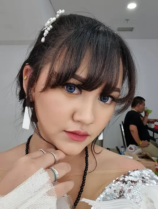 Bukan rahasia lagi jika penampilan penyanyi dangdut selalu membuat banyak orang terkesima. Termasuk saat Happy Asmara tampil berponi menjelang bernyanyi di atas panggung. Dengan makeup flawless, perempuan dengan tinggi badan 164 cm ini terlihat cantik. (Liputan6.com/IG/@happy_asmara77)