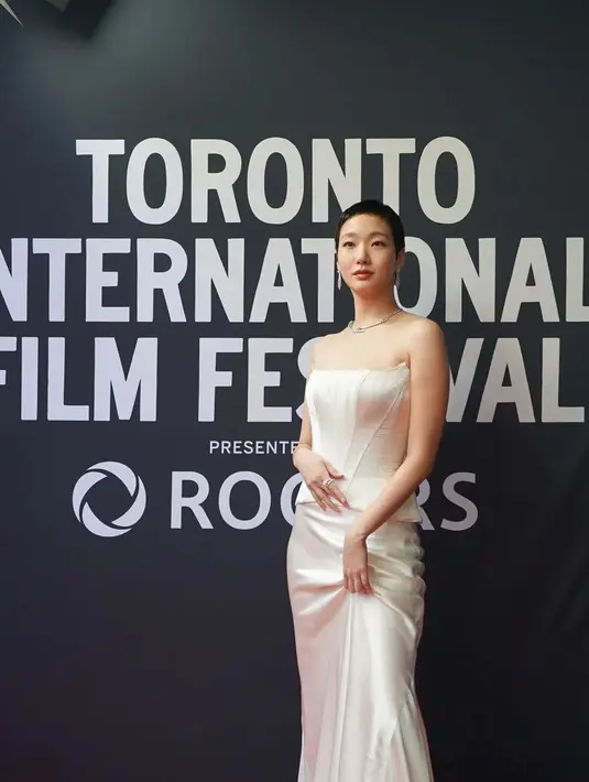 Sementara itu, rambut pixie cut warna hitam legamnya memberikan impresi berani dan segar pada perempuan 33 tahun itu. [@dayryllejuly/@marieclairetw/@ggonekim].