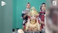 Demi tampil maksimal di hari pernikahan, mempelai wanita harus rela bangun subuh untuk dirias. Salah satunya, pengantin wanita yang satu ini. Ia tampak mengantuk berat saat sedang dirias.