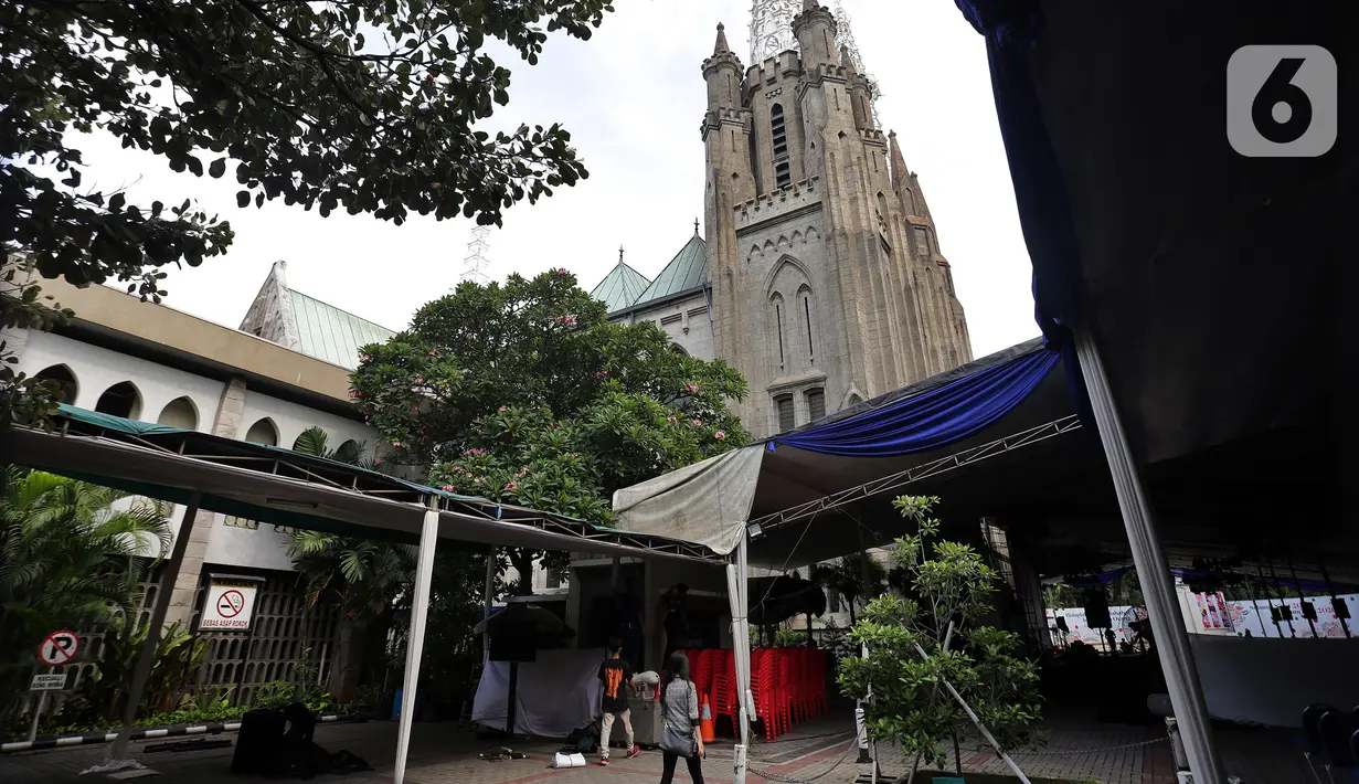 Suasana saat pekerja membuat dekorasi untuk perayaan Natal di Gereja Katedral, Jakarta, Senin (23/12/2019). Menjelang Natal, Gereja Katedral mulai melakukan persiapan dengan mendekorasi ruangan serta memasang berbagai ornamen. (Liputan6.com/Johan Tallo)