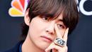 Kim Tae-hyung atau V BTS saat menghadiri Billboard Music Awards 2018, Las Vegas, Nevada, AS, 20 Mei 2018. V BTS  masuk dalam daftar 100 pria tertampan di dunia bersaing dengan pebulu tangkis Indonesia, Jonatan Christie. (Frazer Harrison/Getty Images/AFP)