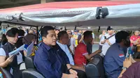 Ketua Umum PSSI, Erick Thohir, saat menumpangi kereta kelinci yang telah disediakan untuk berkeliling ke area Stadion Manahan, Solo, Minggu (12/3/2023). (Bola.com/Radifa Arsa)