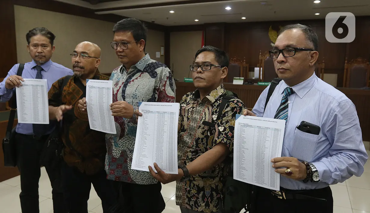 Tim Advokasi Korban Banjir Jakarta 2020 menunjukkan data korban seusai sidang putusan gugatan "class action" banjir Jakarta di PN Jakarta Pusat, Selasa (10/3/2020). Gugatan yang ditujukan ke Gubernur Anies Baswedan itu ditunda lantaran Ketua Majelis Hakim sakit. (Liputan6.com/Herman Zakharia)