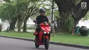 Presiden Joko Widodo (Jokowi) menjajal sepeda motor listrik Gesits di Istana Merdeka, Jakarta, Rabu (7/11). Motor listrik ini merupakan hasil kerja sama Garansindo dengan Institut Teknologi Sepuluh Nopember (ITS). (Liputan6.com/Angga Yuniar)