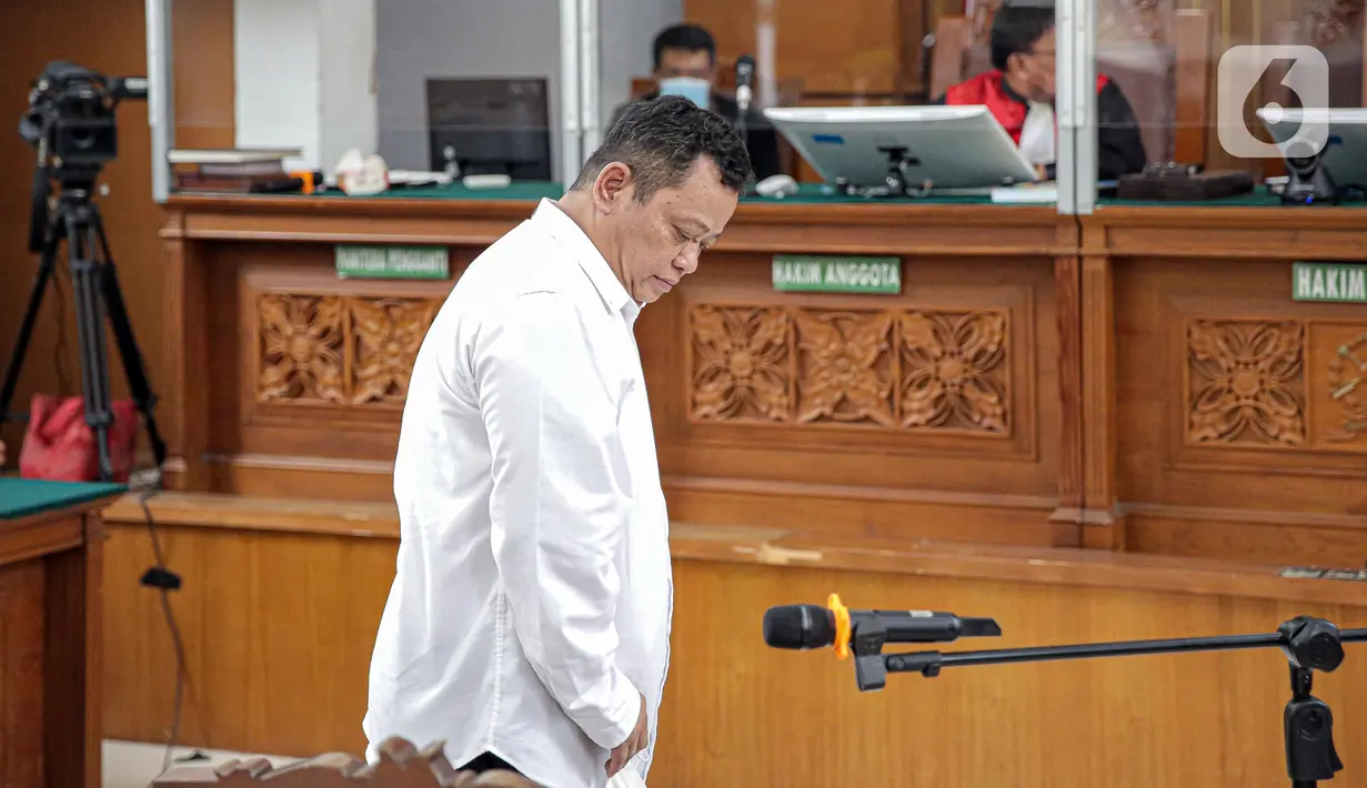 Terdakwa kasus pembunuhan Brigadir Nopriansyah Yosua Hutabarat atau Brigadir J, Kuat Ma'ruf tiba untuk menjalani sidang lanjutan di Pengadilan Negeri Jakarta Selatan, Jakarta, Rabu (26/10/2022). Dalam sidang tersebut hakim menolak eksepsi Kuat Ma'ruf. (Liputan6.com/Faizal Fanani)