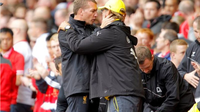 Jurgen Klopp berpelukan dengan Brendan Rodgers usai membawa Liverpool memetik kemenangan 4-1 melawan Mancester City, Minggu (22/11/2015) dini hari WIB. (Reuters/Carl Lecine)