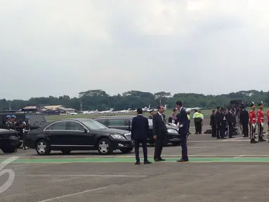 Petugas berjaga di dekat mobil yang akan di kenakan Presiden Joko Widodo dan Raja Arab Saudi, Salman bin Abdulaziz di Bandara Halim Perdanakusuma, Jakarta, Rabu (1/3).  (Liputan6.com/Fery Pradolo)