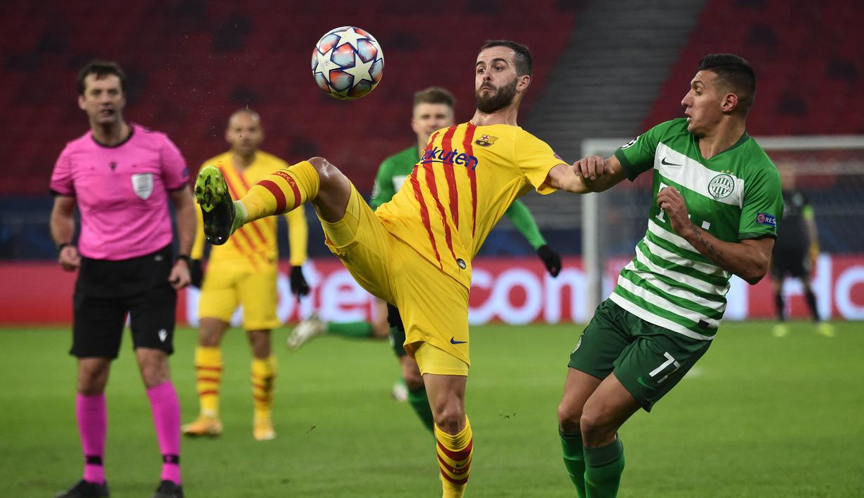 Pjanic melakukan tugasnya dengan baik bersama Lionel Messi, sering kali mereka berbagi tugas untuk melakukan tendangan bebas. (Foto: AFP/Attila Kisbenedek)