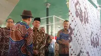 Mendikbud Muhadjir Effendy berkenalan dengan motif batik kepemimpinan dalam pembukaan Jogja International Batik Bienalle 2018 (Liputan6.com/ Switzy Sabandar)