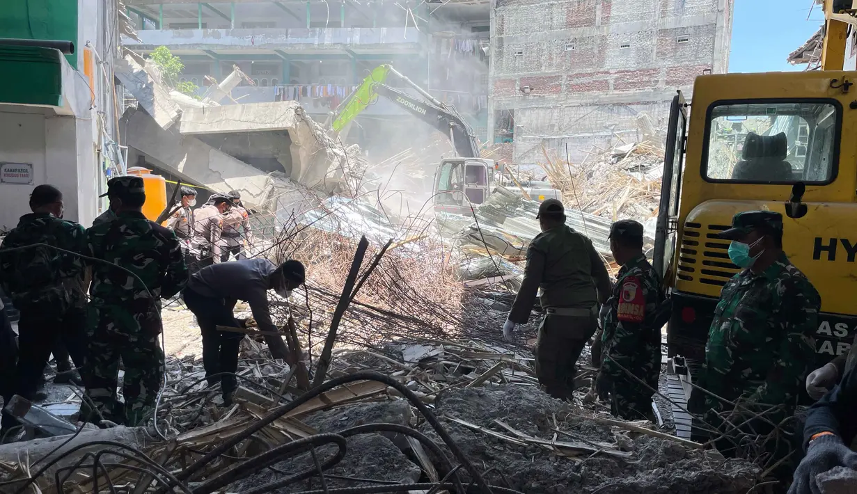 Tim SAR gabungan juga berhasil memetakan titik-titik yang diduga masih terdapat korban. Lokasi tersebut kini menjadi fokus utama pencarian. (AP Photo/Trisnadi)