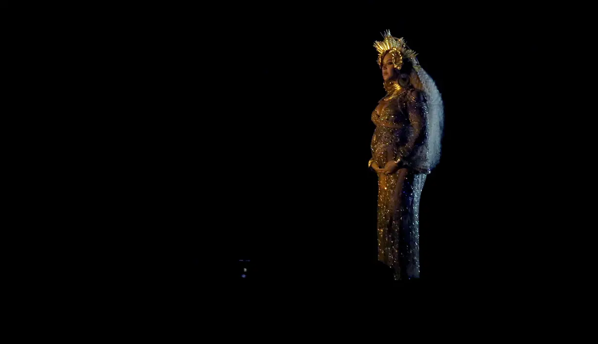 Penampilan penyanyi Beyonce di panggung Grammy Awards 2017 di Staples Center, Los Angeles, Minggu (12/2). Ini merupakan penampilan pertama Beyonce di panggung musik setelah mengumumkan kehamilannya pada 1 Februari lalu. (Photo by Matt Sayles/Invision/AP)