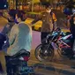 Pemberlakukan jam malam di Kota Jayapura. Warga masih melintas di jalan protokol ibu kota Provinsi Papua itu. (Liputan6.com/Polresta Jayapura Kota/Katharina Janur)