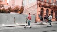 Cek kelengkapan skuter untuk menekan resiko keselamatan saat mengendarai skuter. (Foto: Unsplash/ Marek Rucinski)