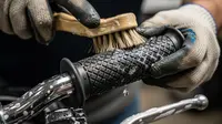 7 Cara Membersihkan Karet Stang Motor yang Ampuh, Tetap Bersih dan Nyaman Digenggam